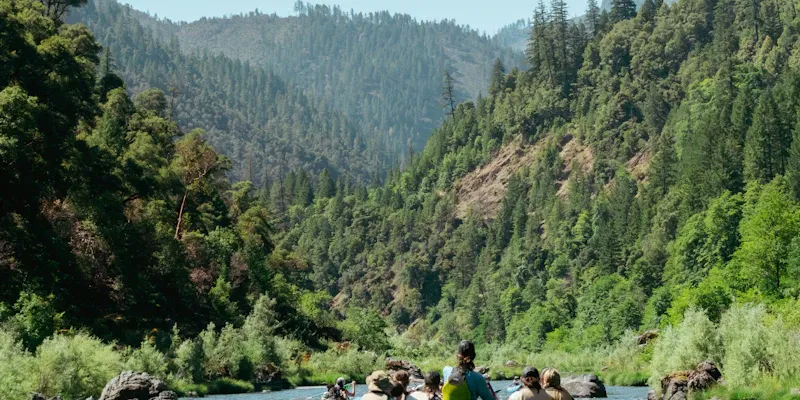 Convoi de rafts dans une gorge alpine
