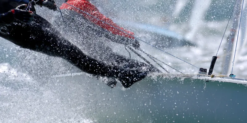 Catamaran de sport naviguant au trapèze