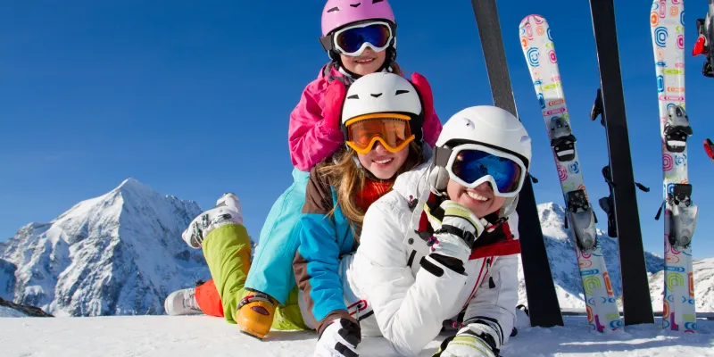 Skieurs profitant du soleil d'hiver en montagne