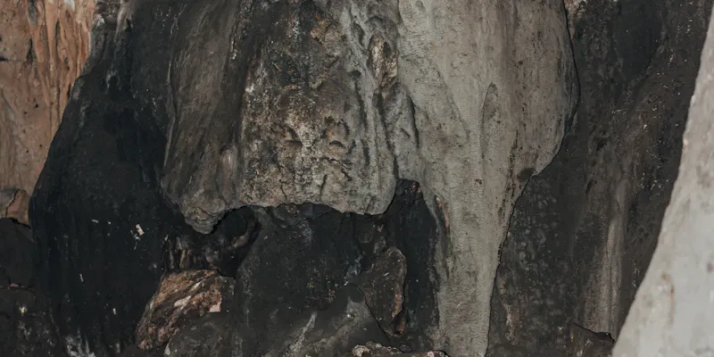 Stalactites et concrétions éclairées dans une salle souterraine
