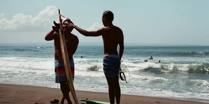 Moniteur aidant un élève débutant dans les vagues