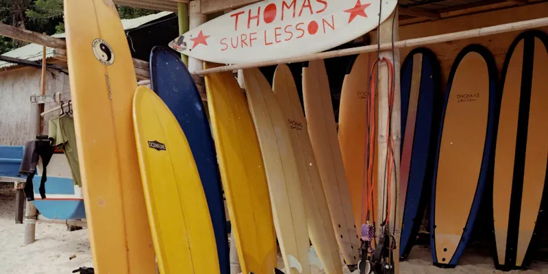 Rangée de combinaisons suspendues devant le local de l'école