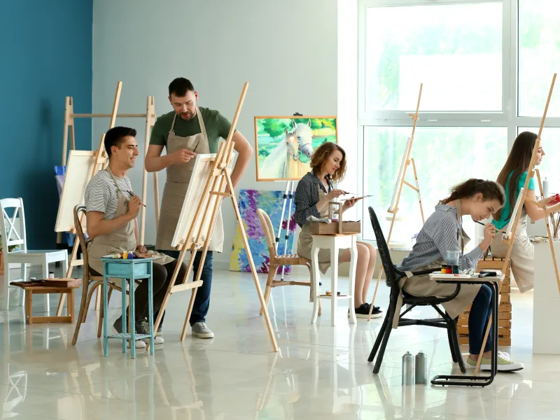 Cours de peinture en groupe dans un atelier