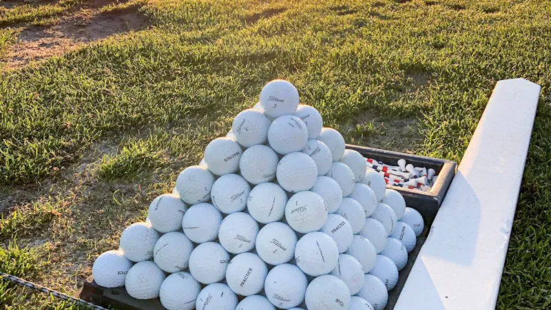 Practice de golf au soleil levant avec postes alignés