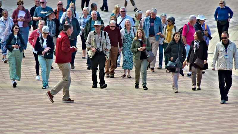 Groupe de touristes en excursion dans un centre-ville historique