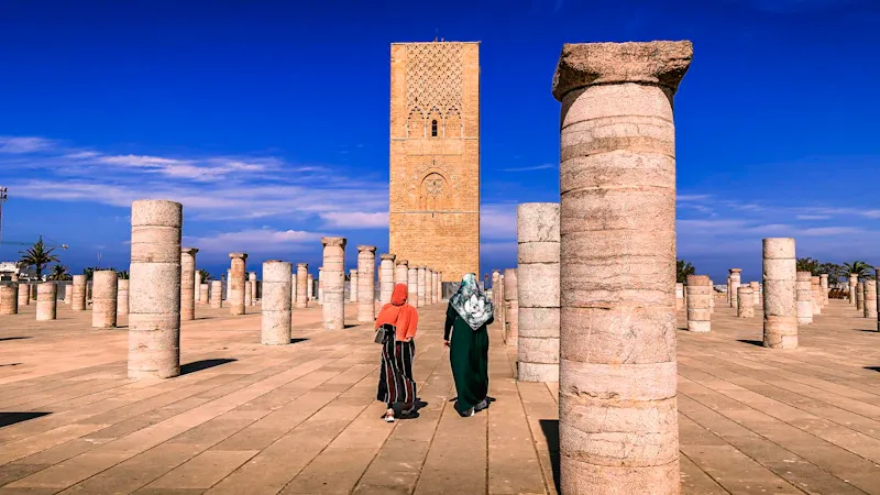Guide présentant un monument historique à un groupe de touristes