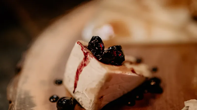 Atelier d'accords mets et vins avec fromages et charcuterie sur ardoise