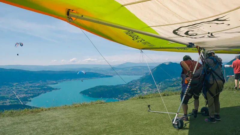 Parapentiste au-dessus du lac d'Annecy