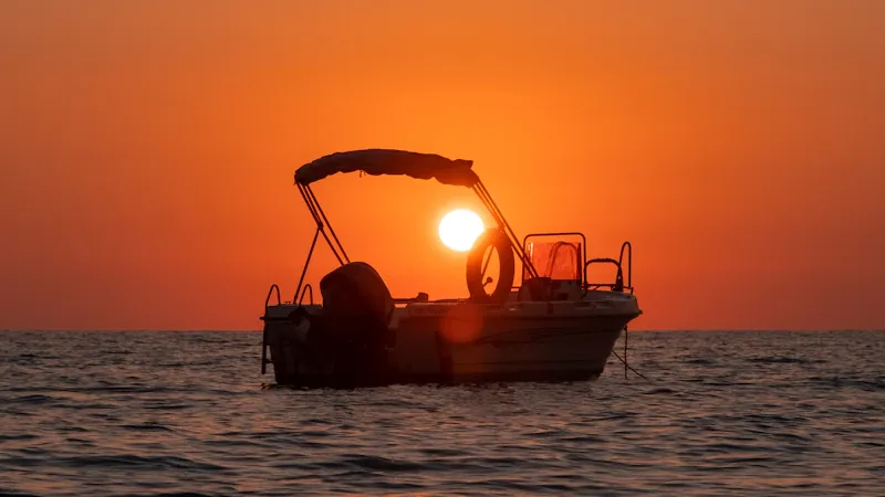 Groupe d'amis pêchant depuis un bateau au coucher du soleil