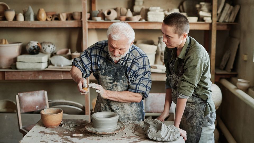 Groupe fabriquant des vases en céramique en atelier