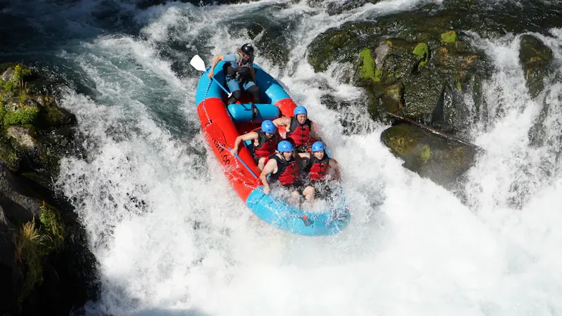 Équipement de rafting aligné au bord de la rivière