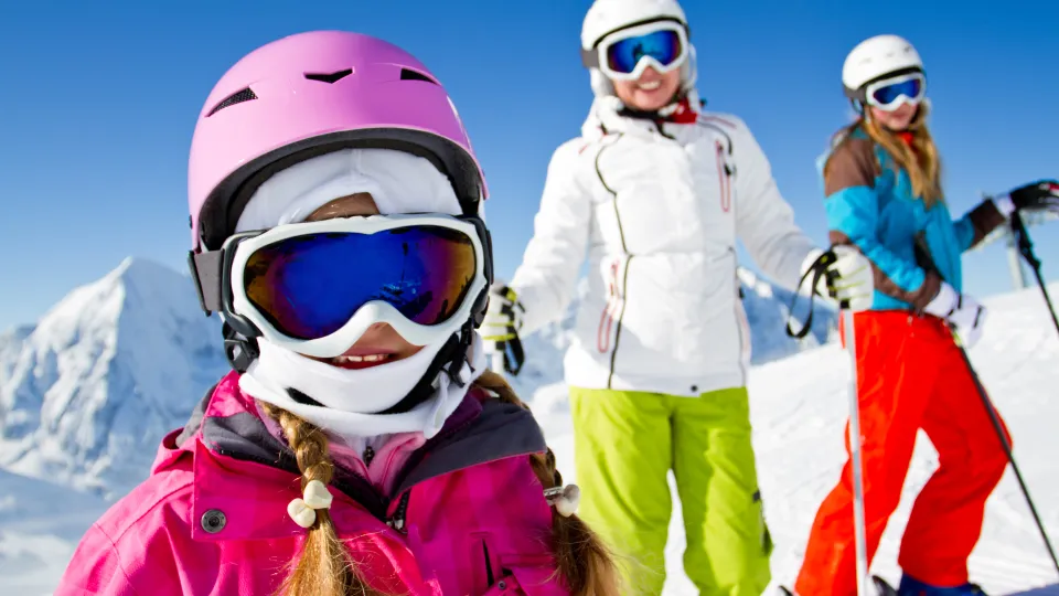 Skieurs profitant de la neige et du soleil d'hiver