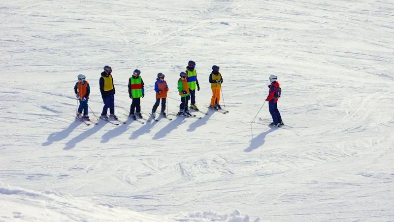 Groupe de skieurs adultes en cours collectif