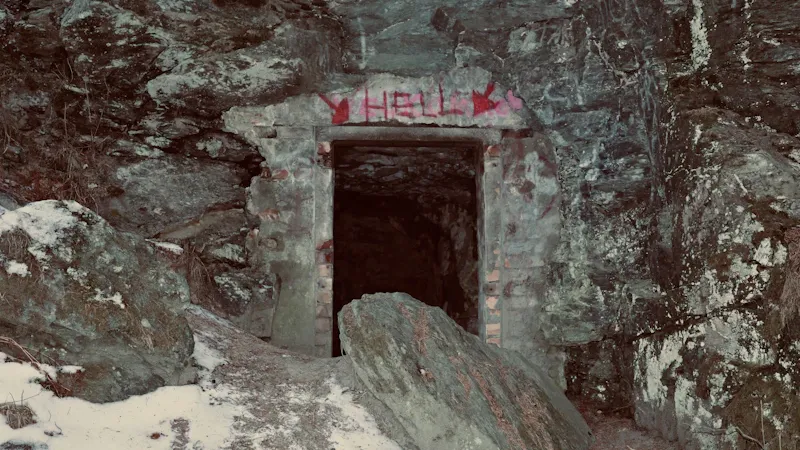 Groupe équipé devant l'entrée d'une grotte