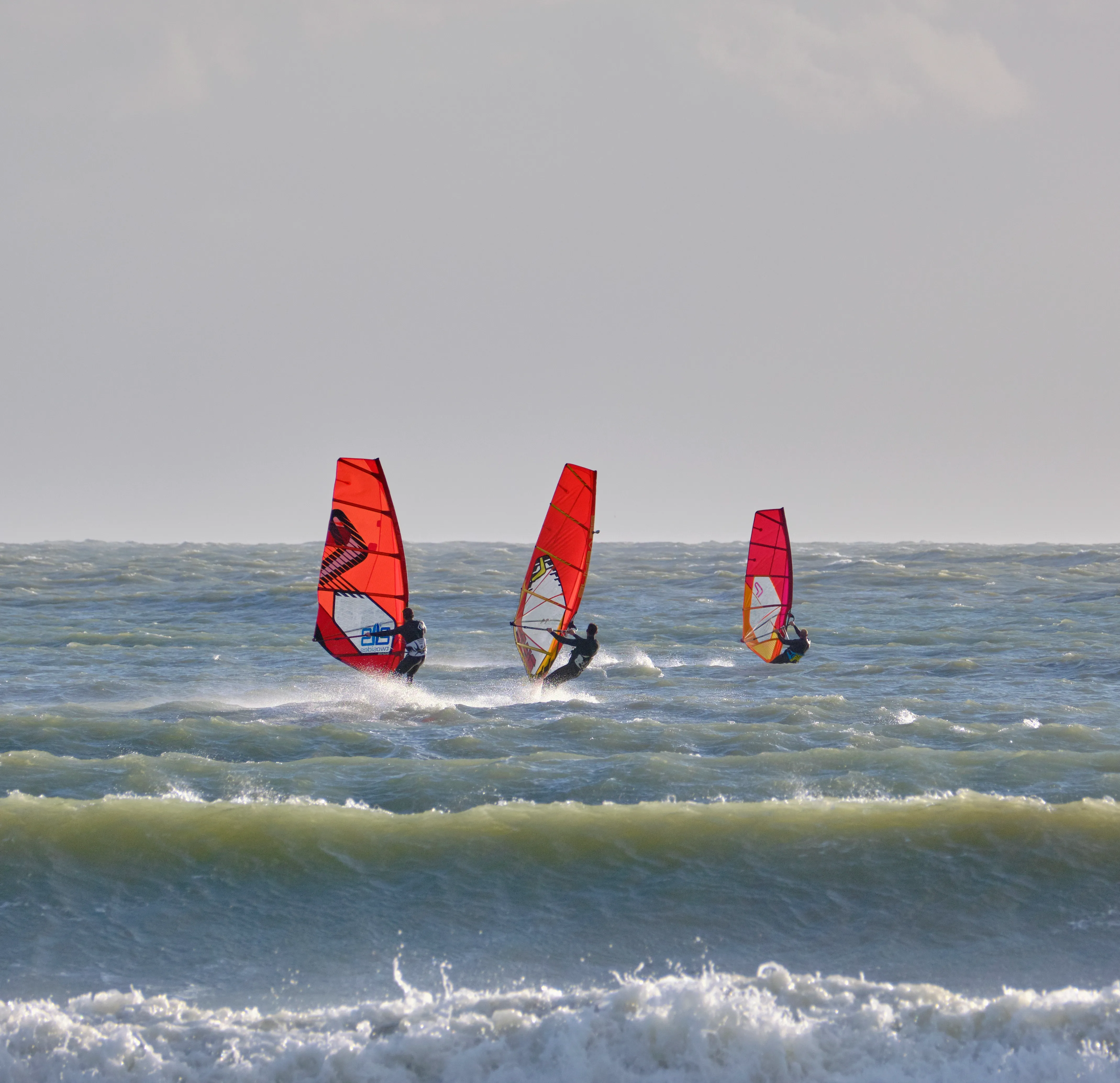 Planches à voile sur la plage