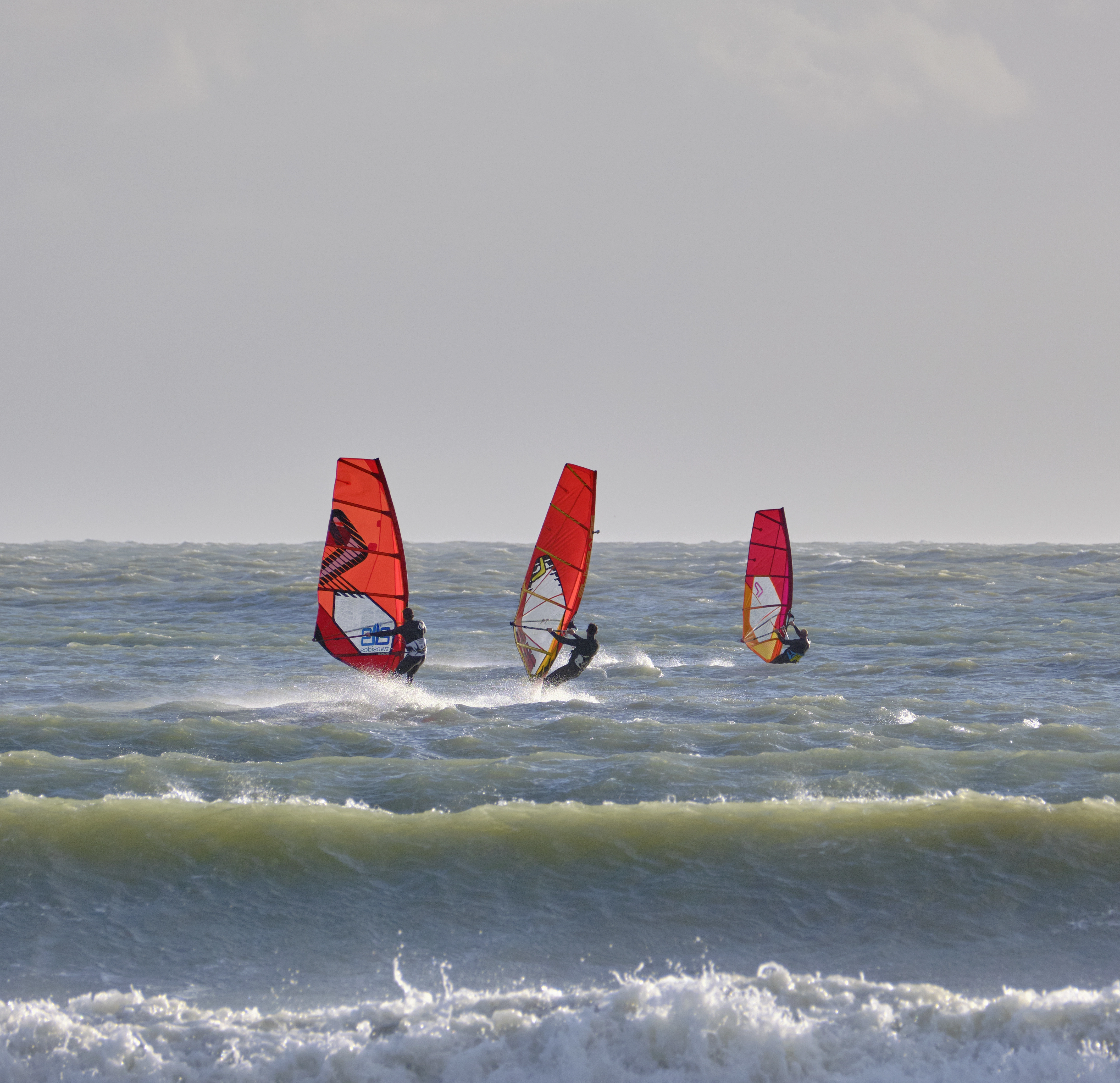 Planches à voile sur la plage
