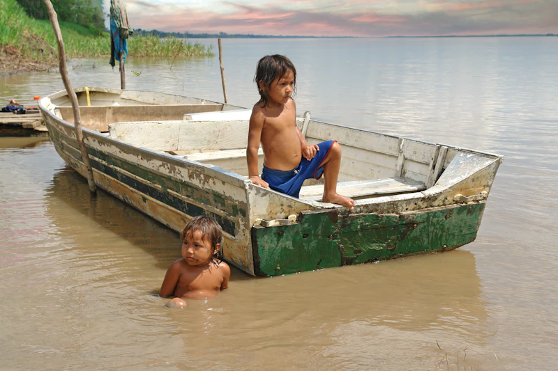 Enfants en cours de voile sur dériveurs